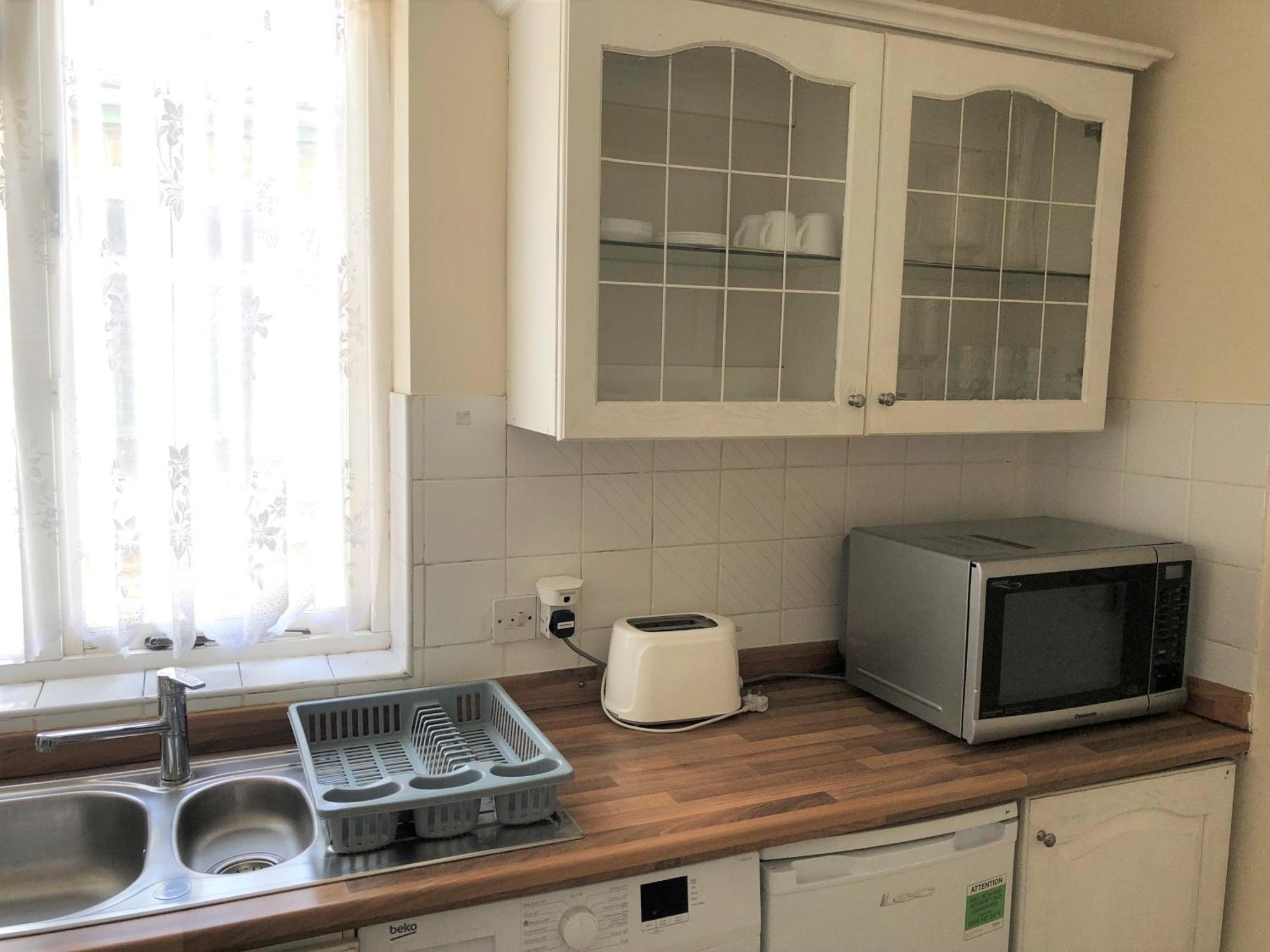 Spacious West London 2 Bedroom Apartment ภายนอก รูปภาพ