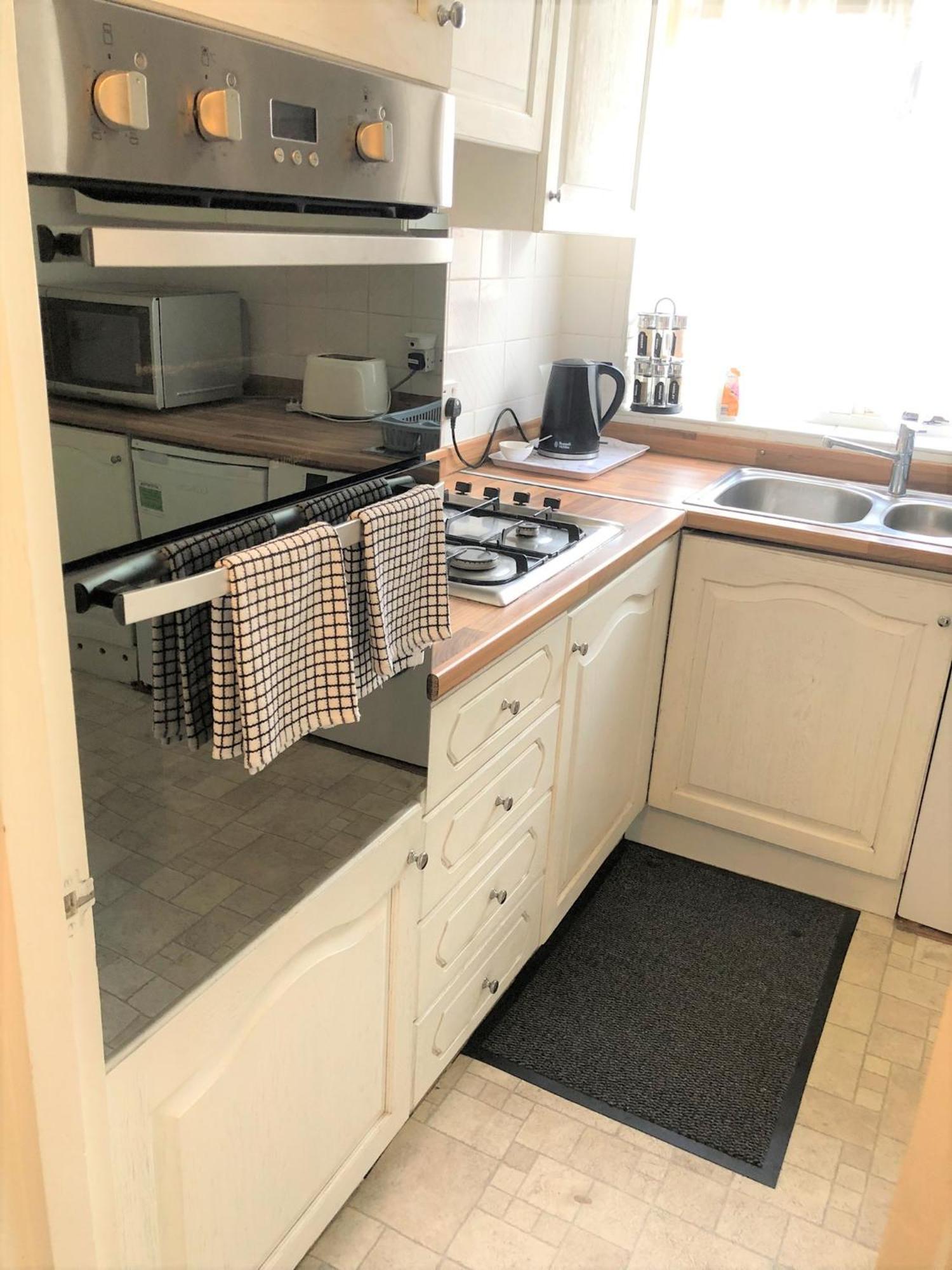 Spacious West London 2 Bedroom Apartment ภายนอก รูปภาพ