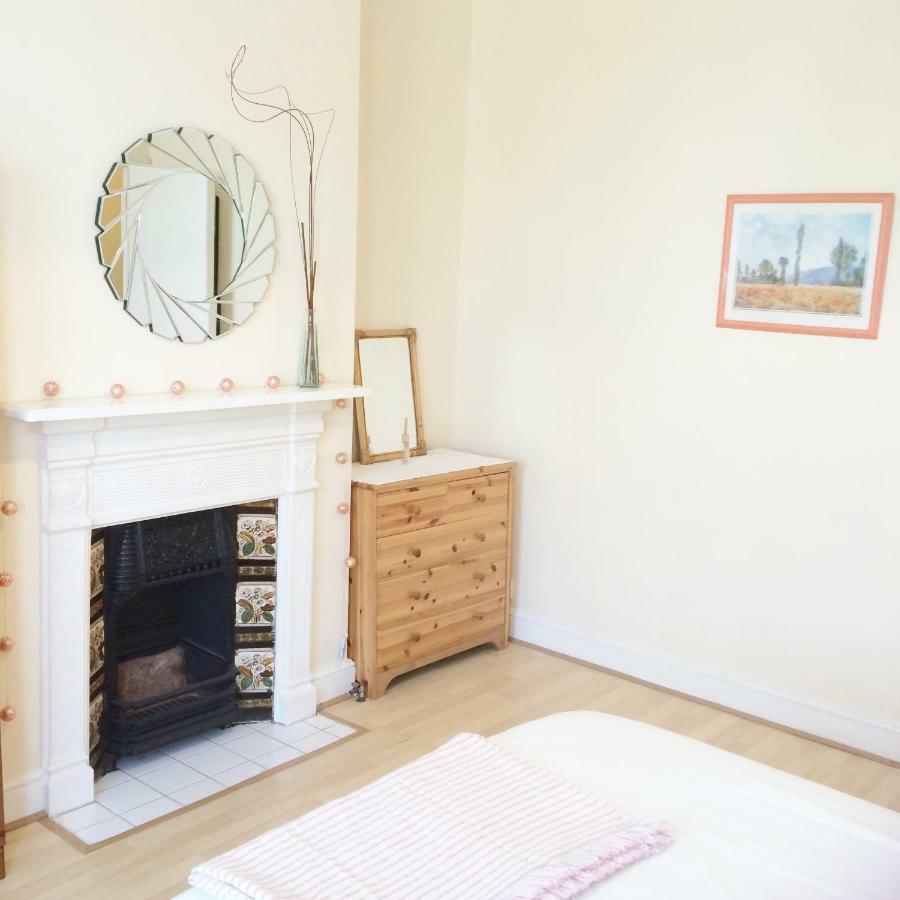 Spacious West London 2 Bedroom Apartment ภายนอก รูปภาพ