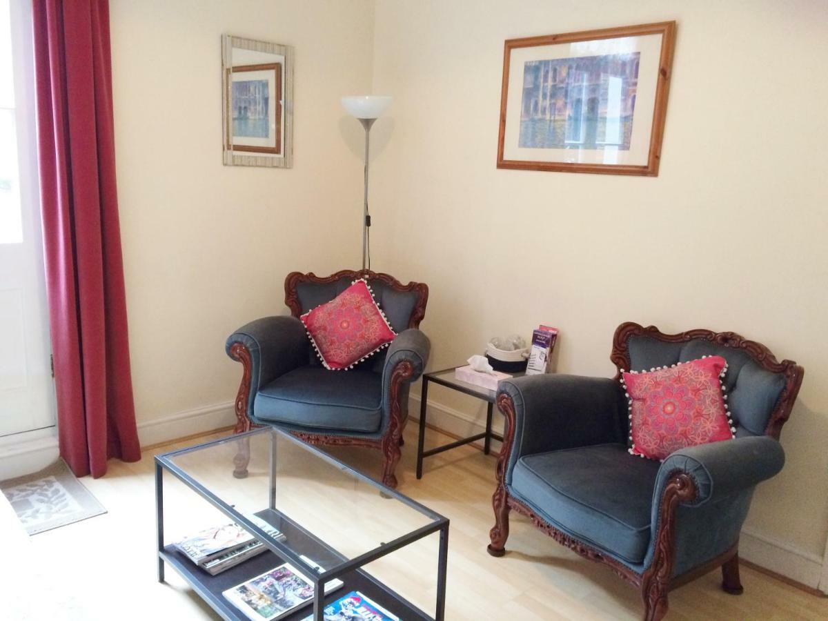 Spacious West London 2 Bedroom Apartment ภายนอก รูปภาพ