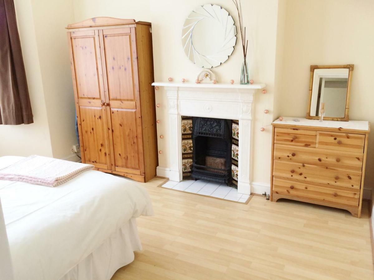 Spacious West London 2 Bedroom Apartment ภายนอก รูปภาพ
